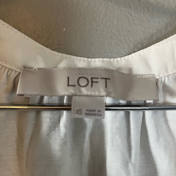 Loft shirt - cream sleeveless open v-neck mixed media - Picture 3 of 5